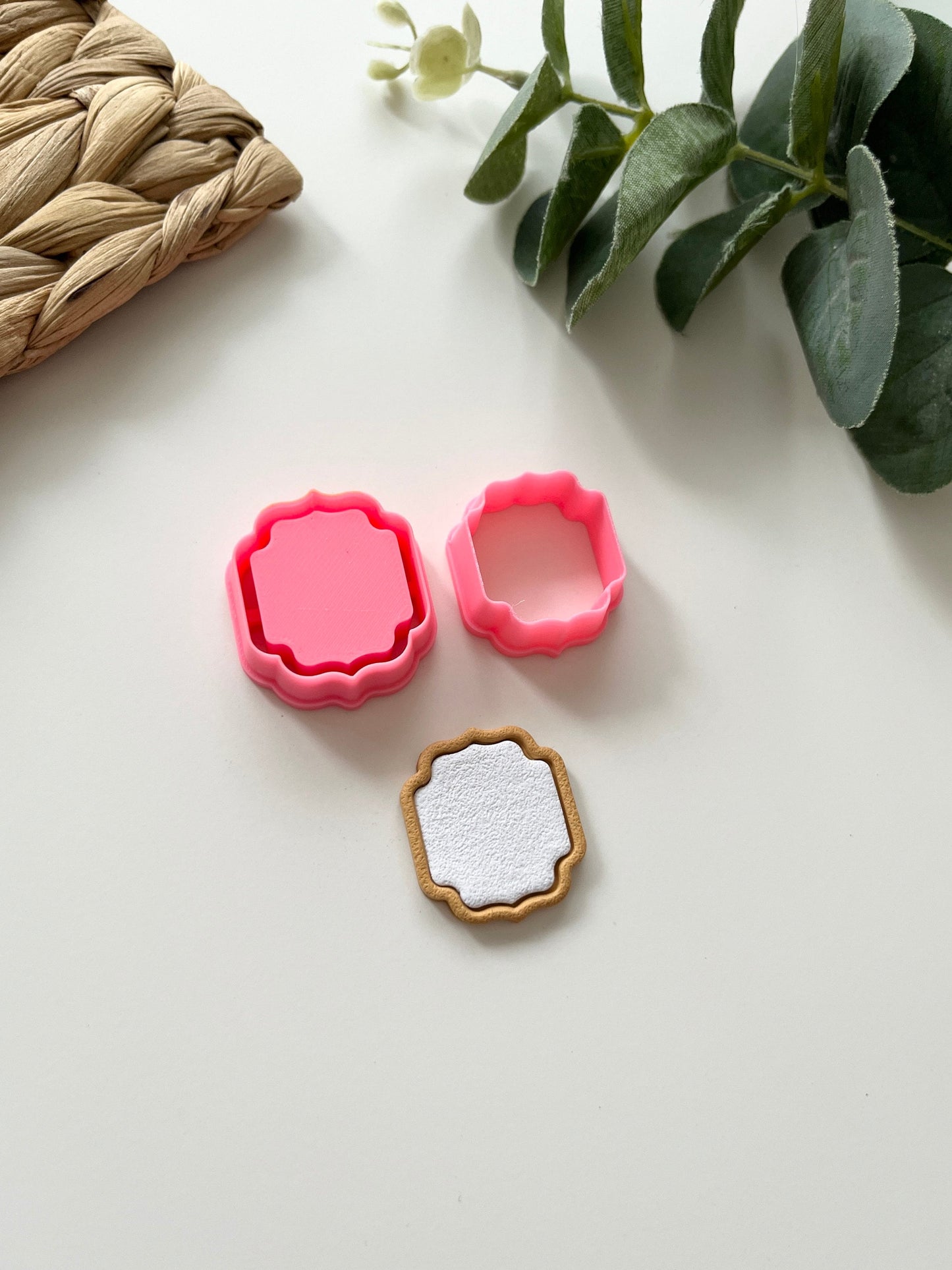 Embedded Venetian Window Picture Frame Cutter