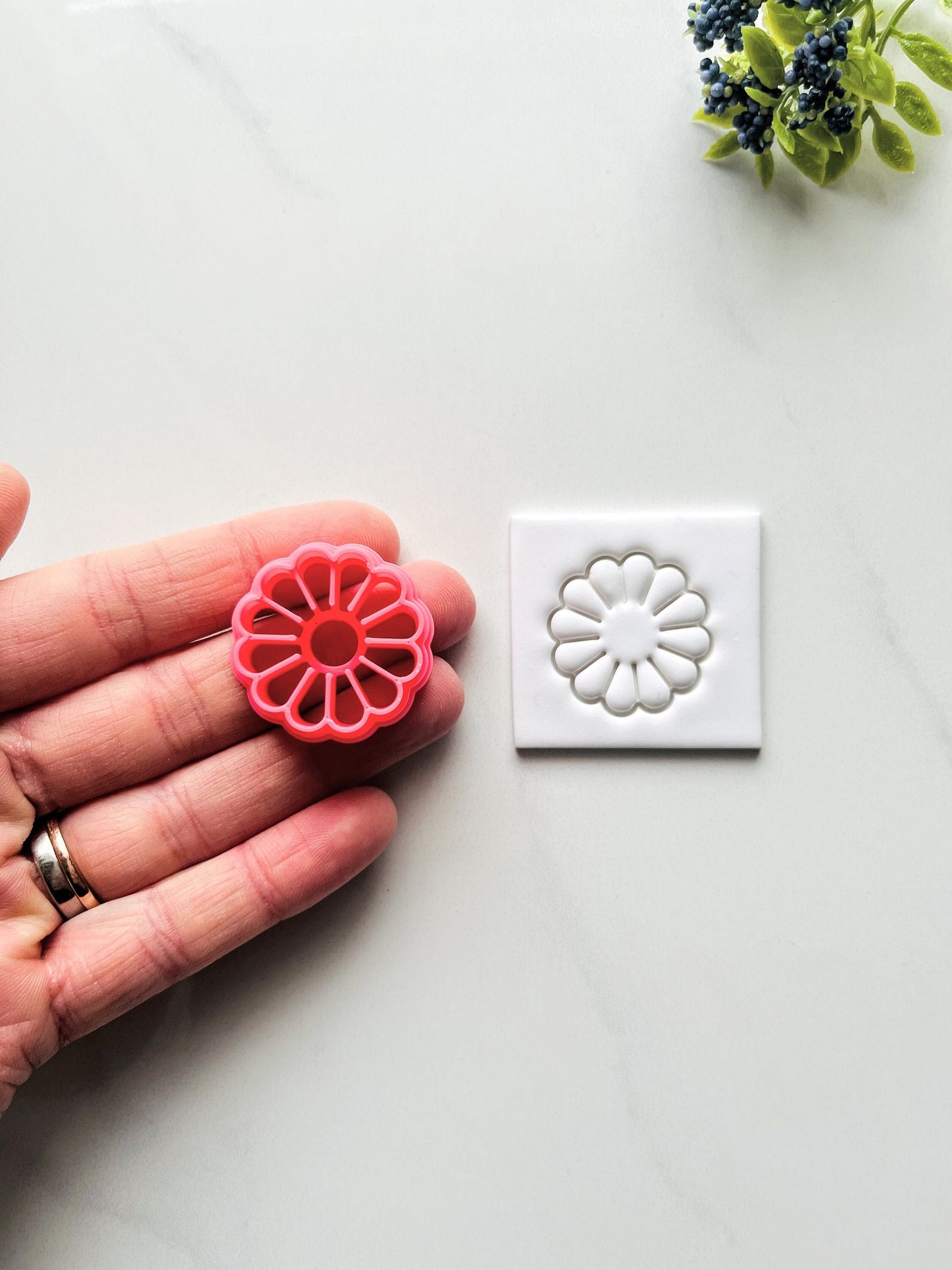 Small Full Embossed Daisy
