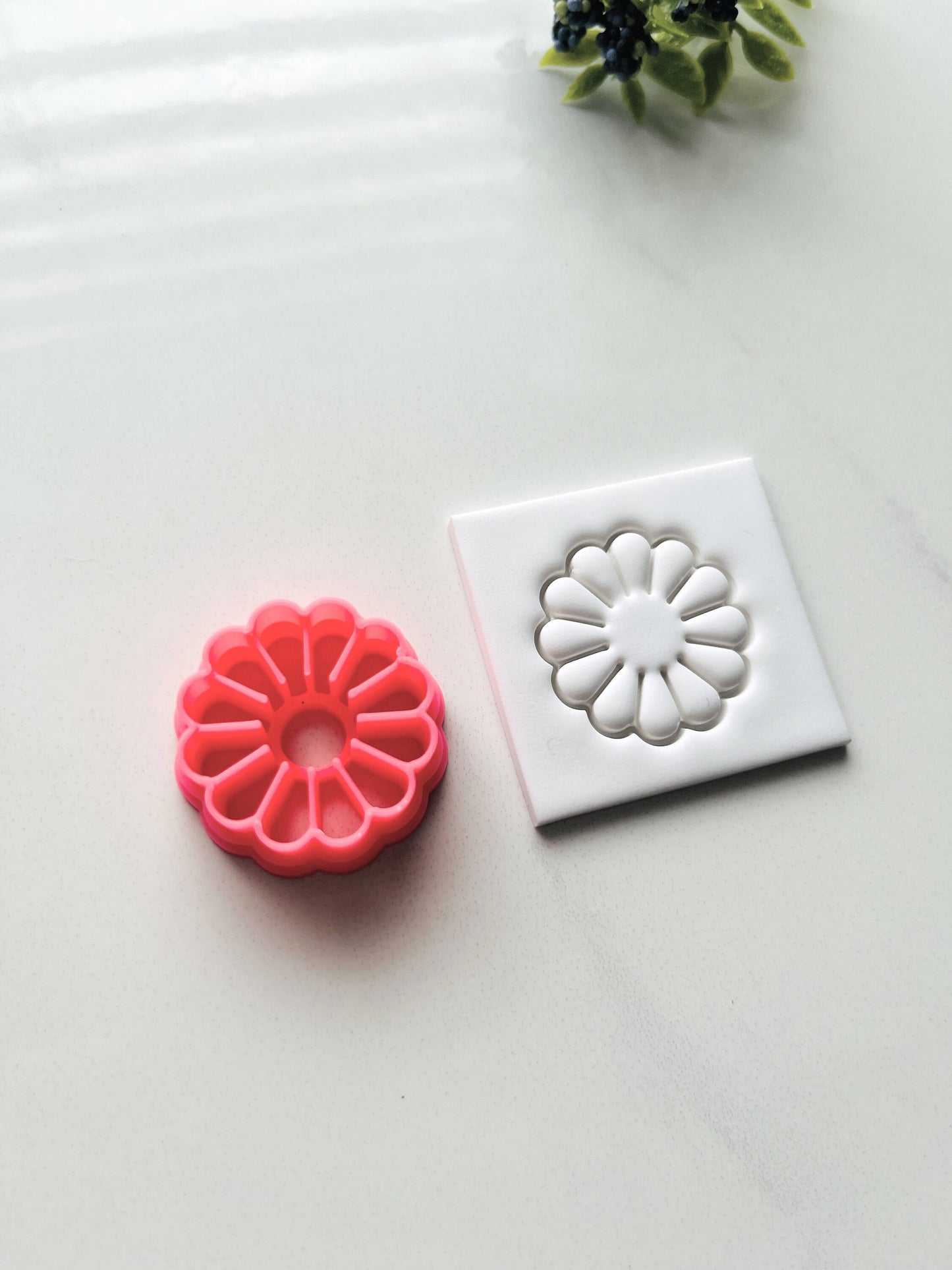 Small Full Embossed Daisy