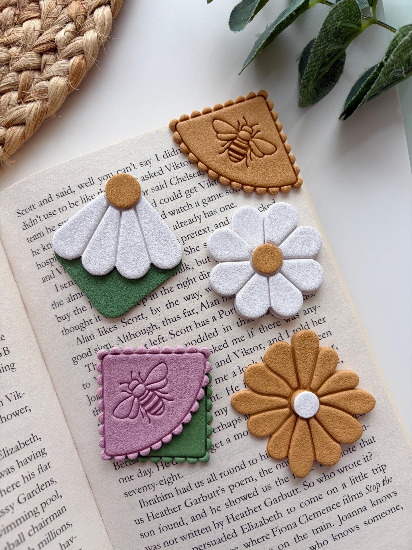 Full Daisy Corner Bookmarks