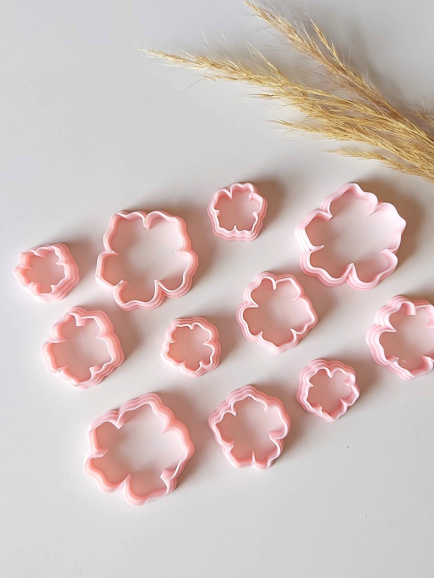 Contour de fleur asymétrique