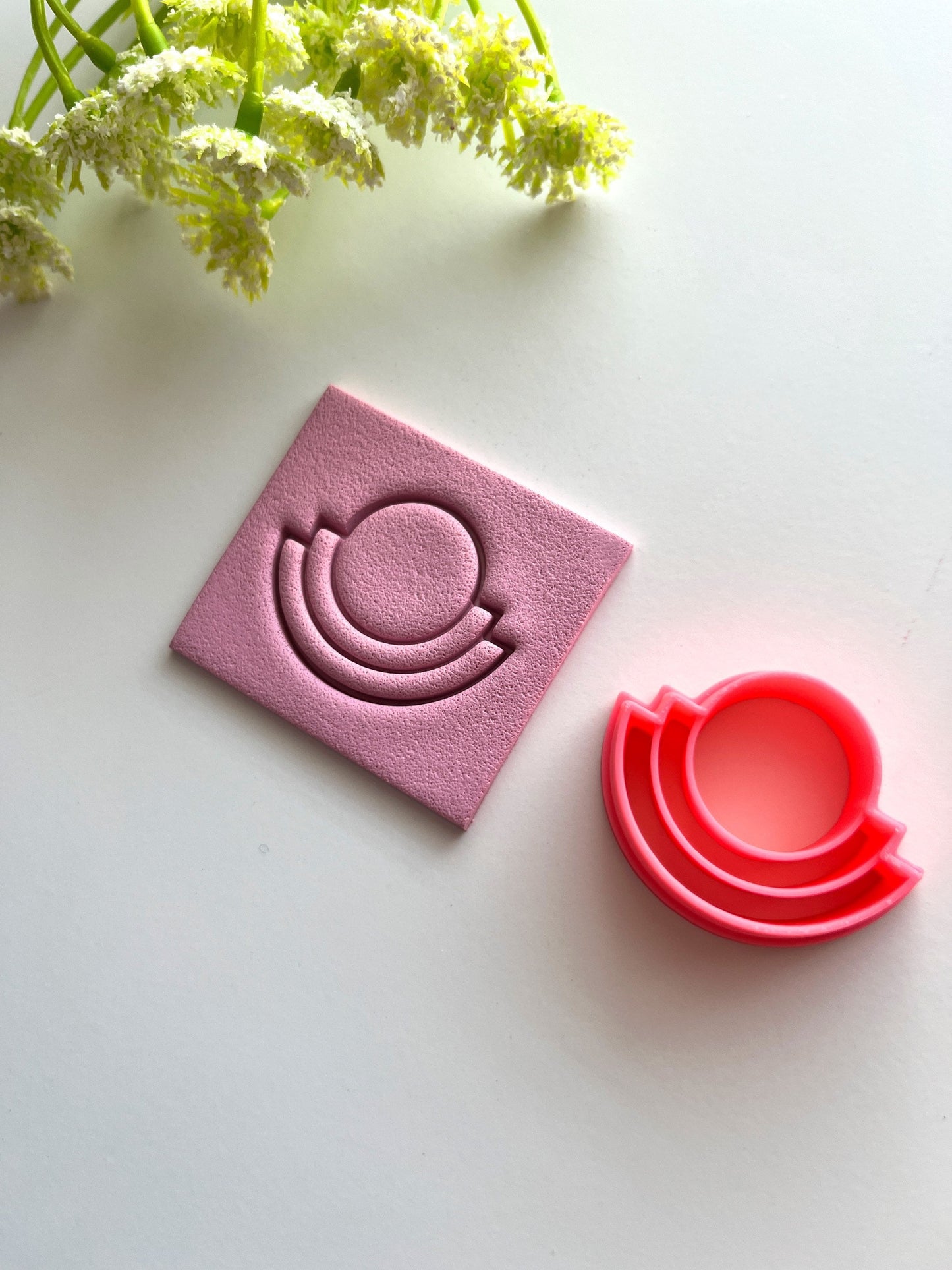 Cercle coupé Art Déco en relief