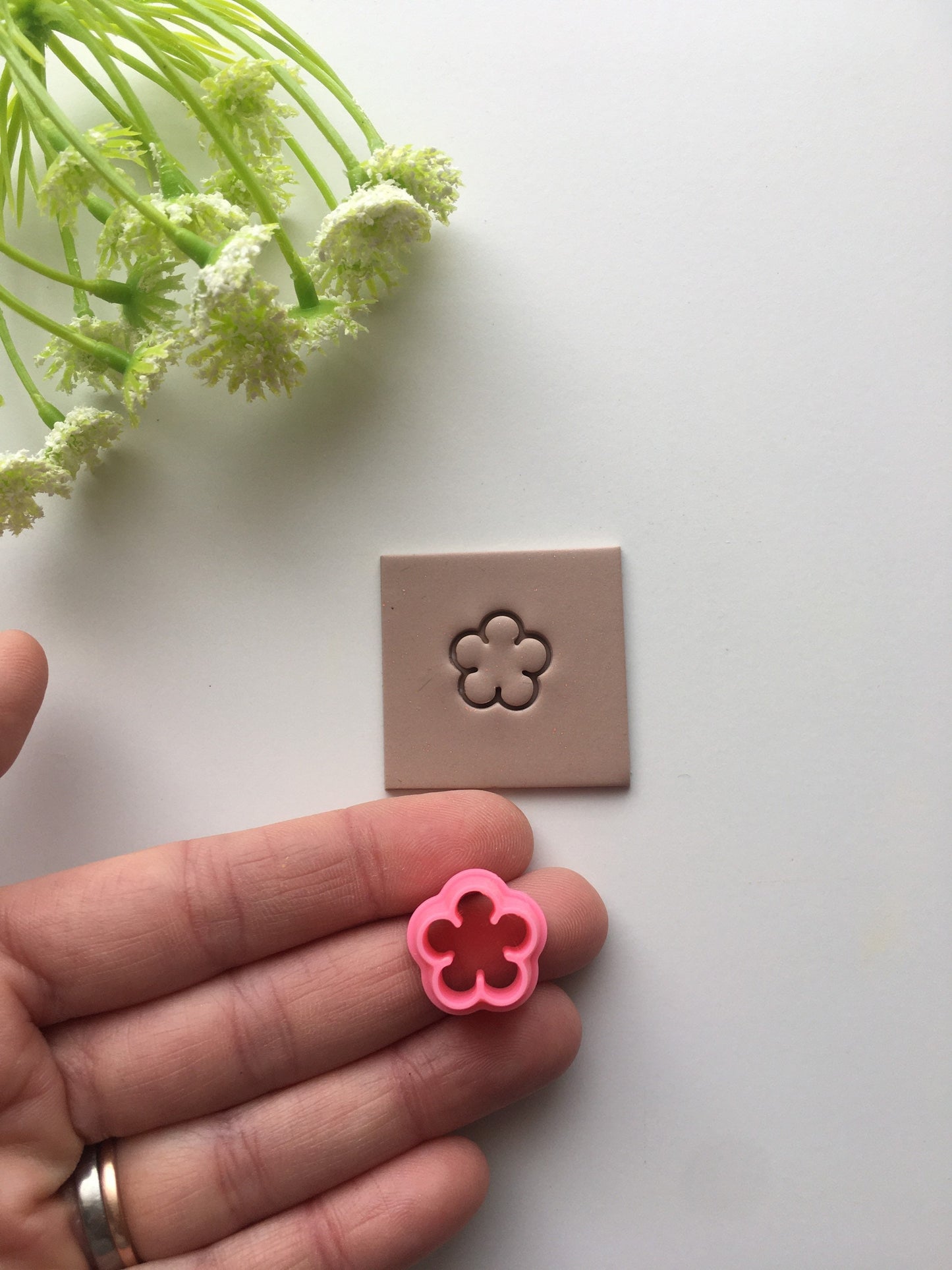 5 Petal Daisy Stud