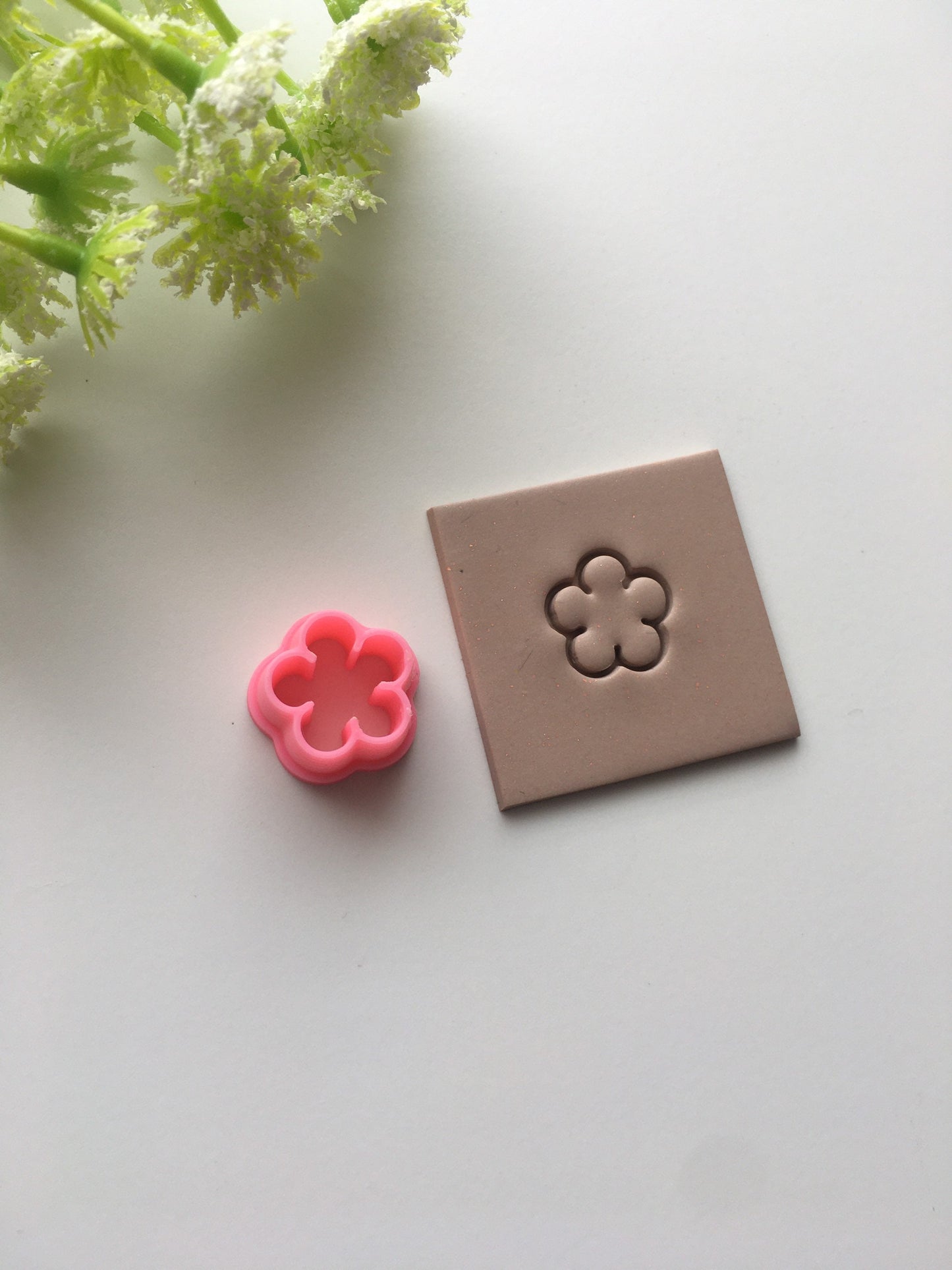 5 Petal Daisy Stud