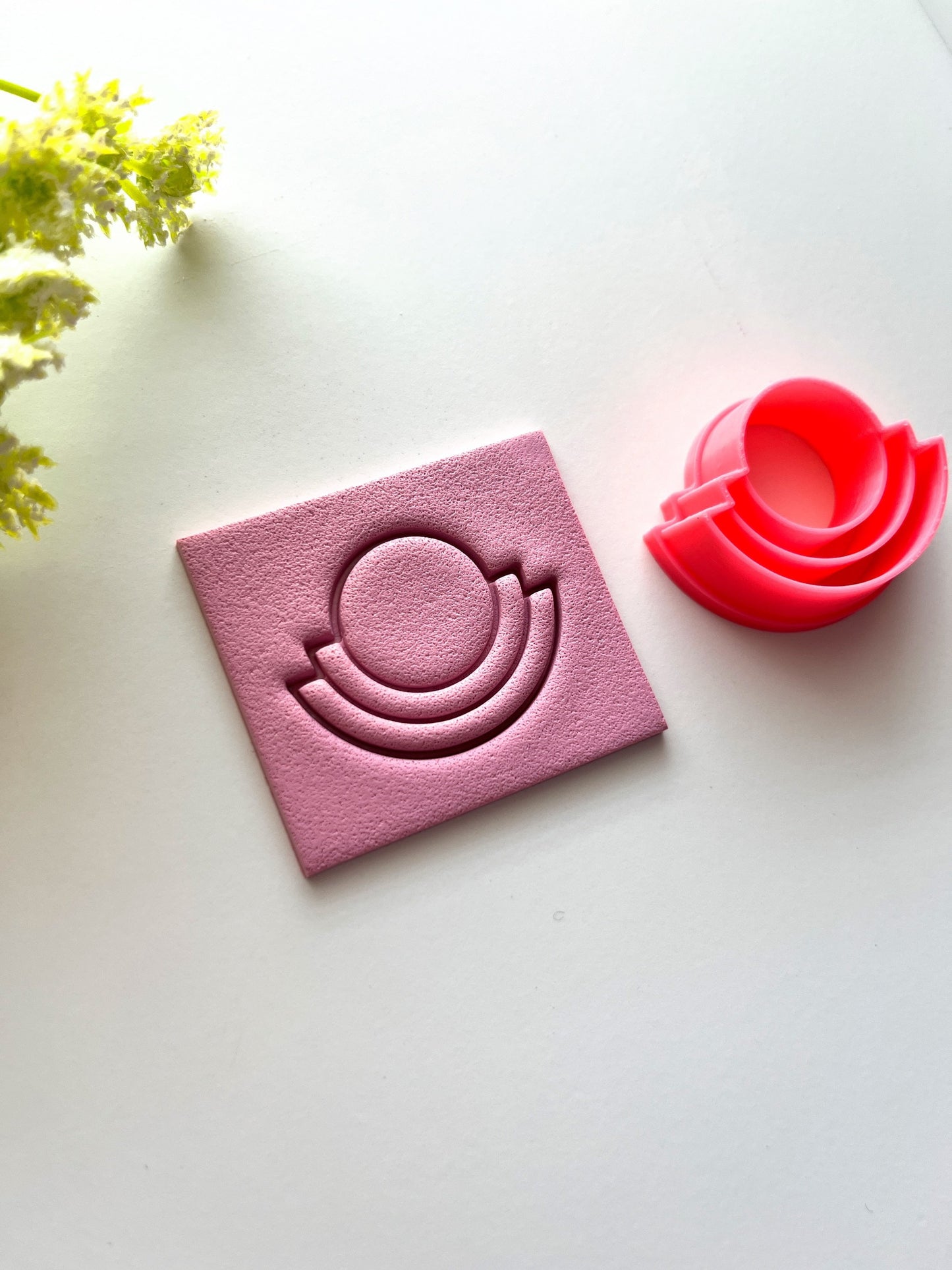 Cercle coupé Art Déco en relief