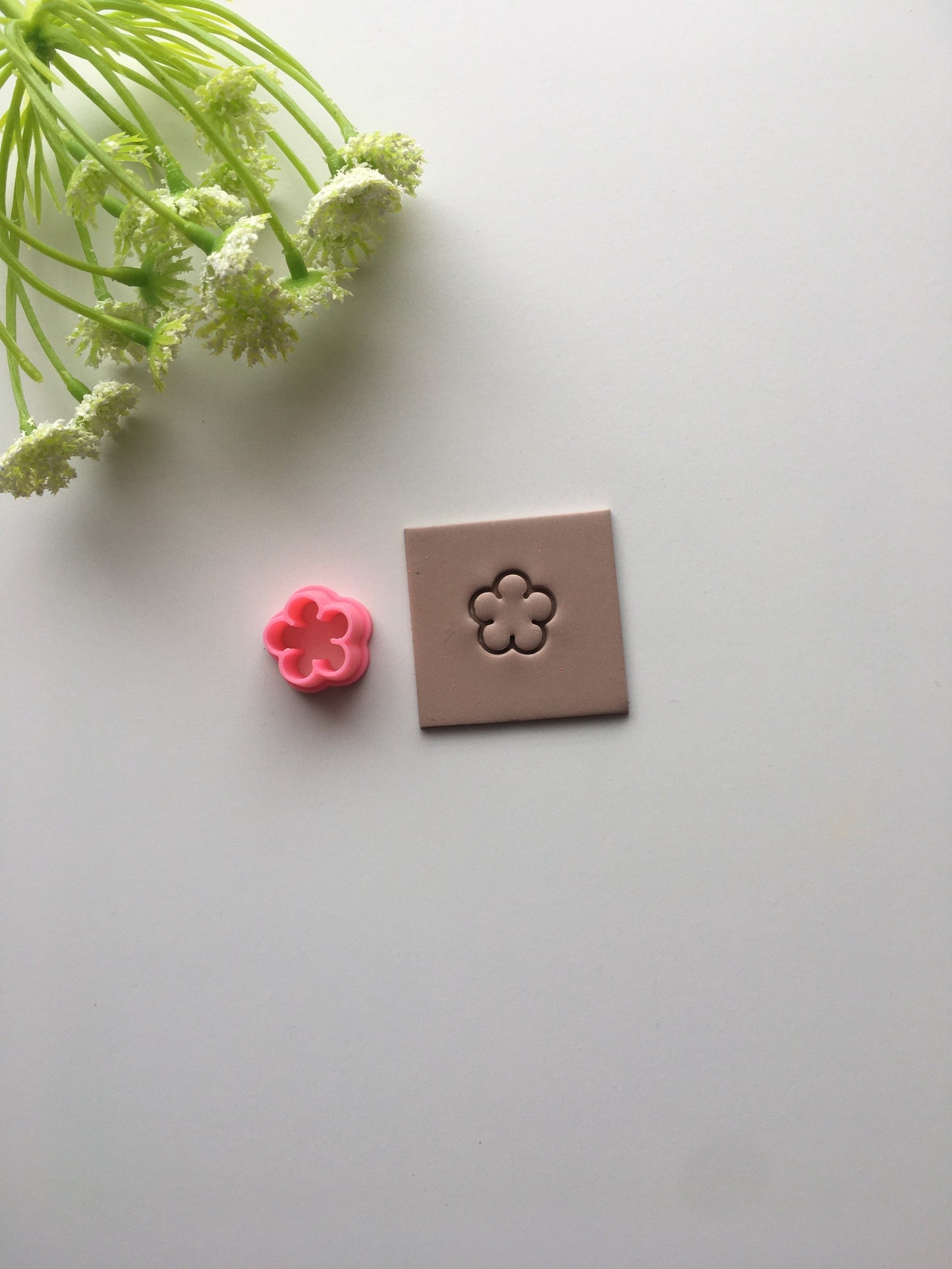 5 Petal Daisy Stud