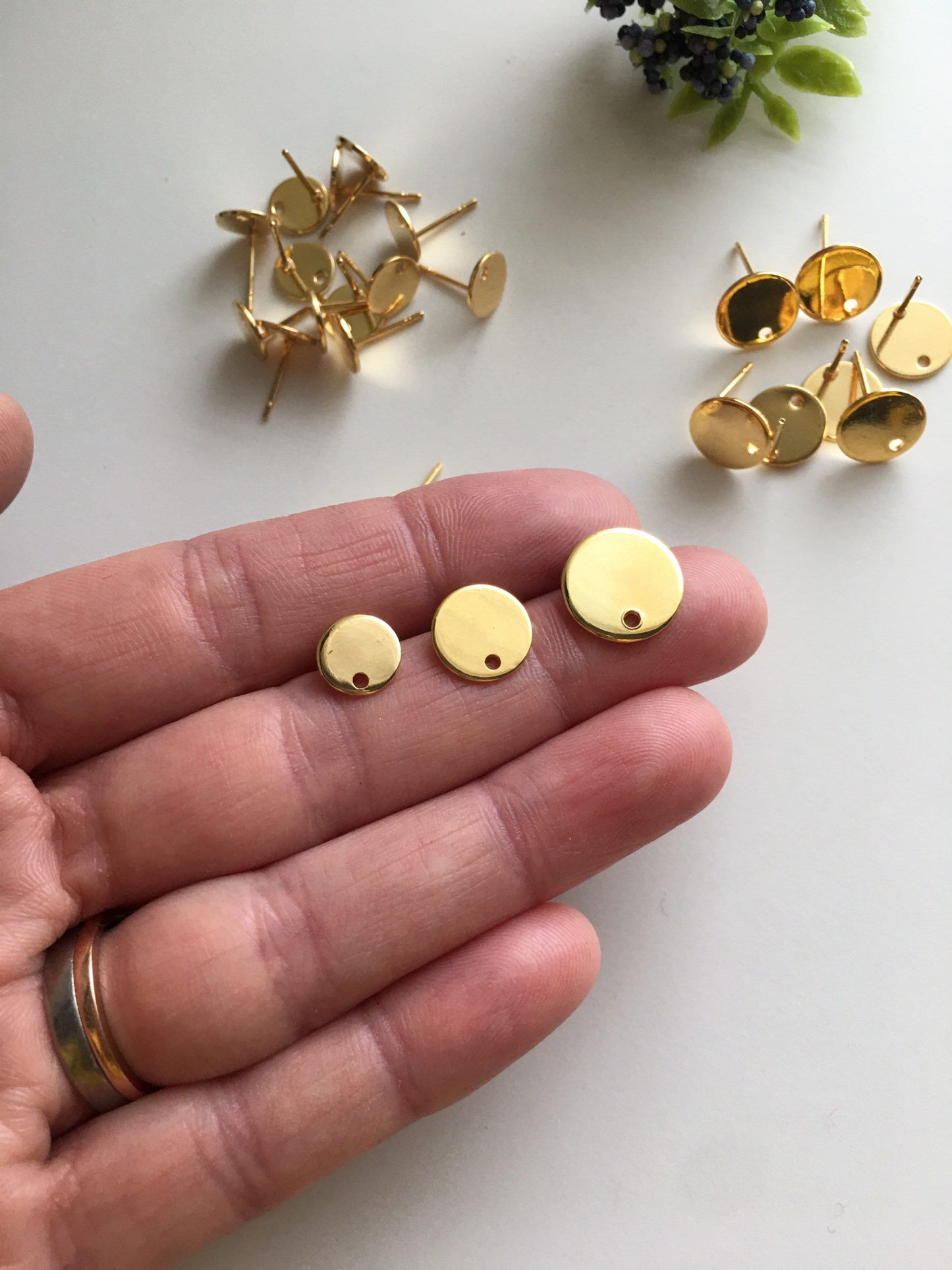 Round petite studs