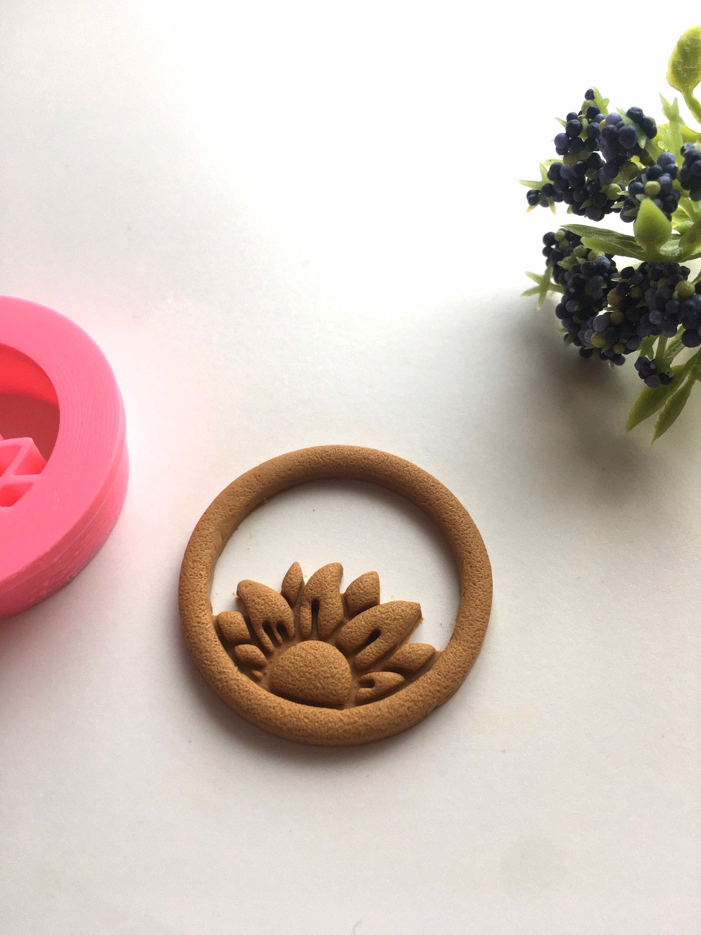 Cercle de fleurs en relief