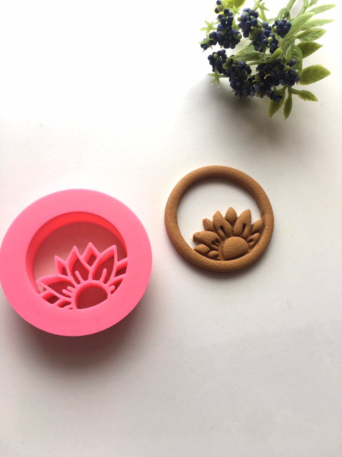 Cercle de fleurs en relief