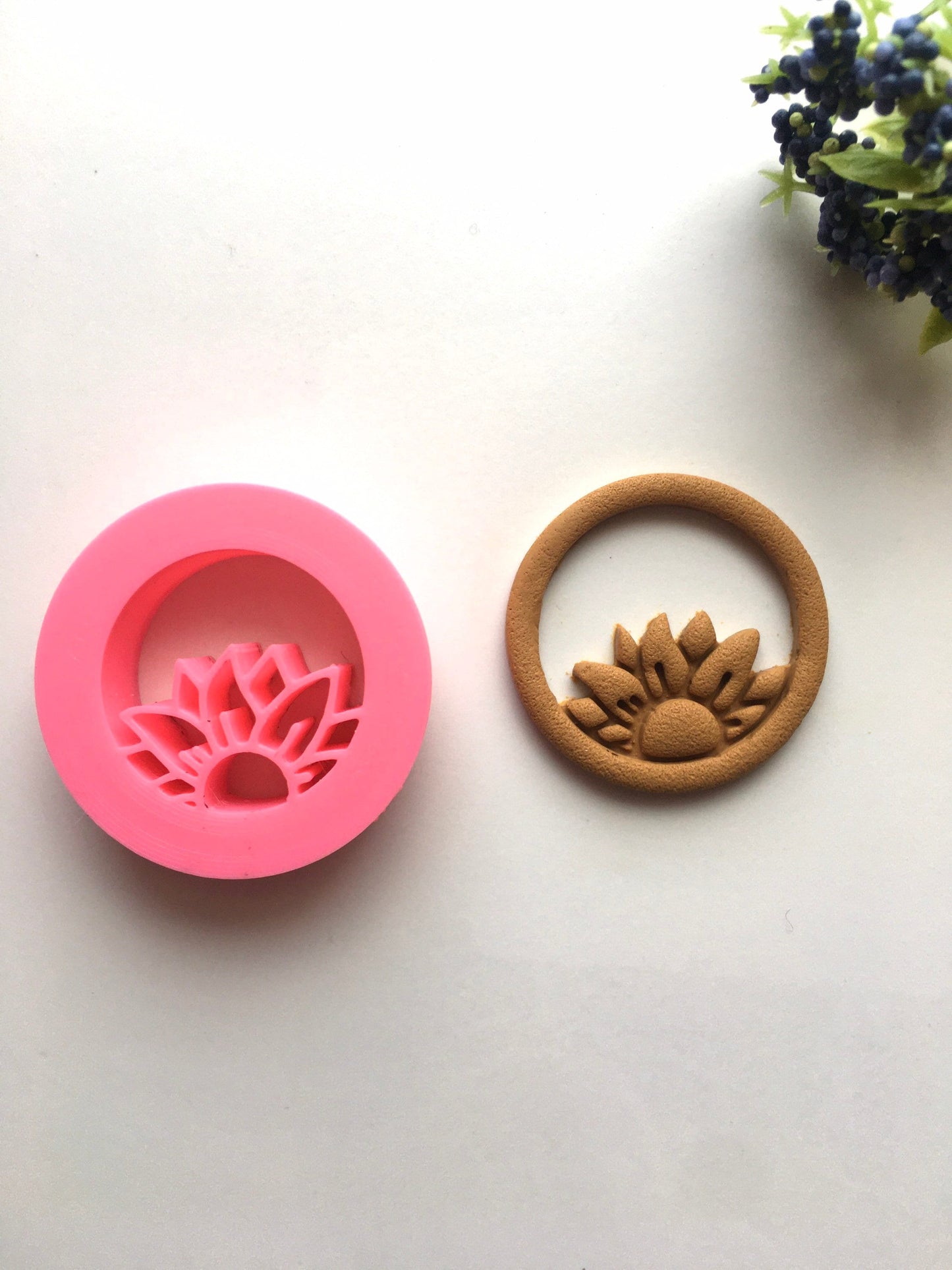 Cercle de fleurs en relief