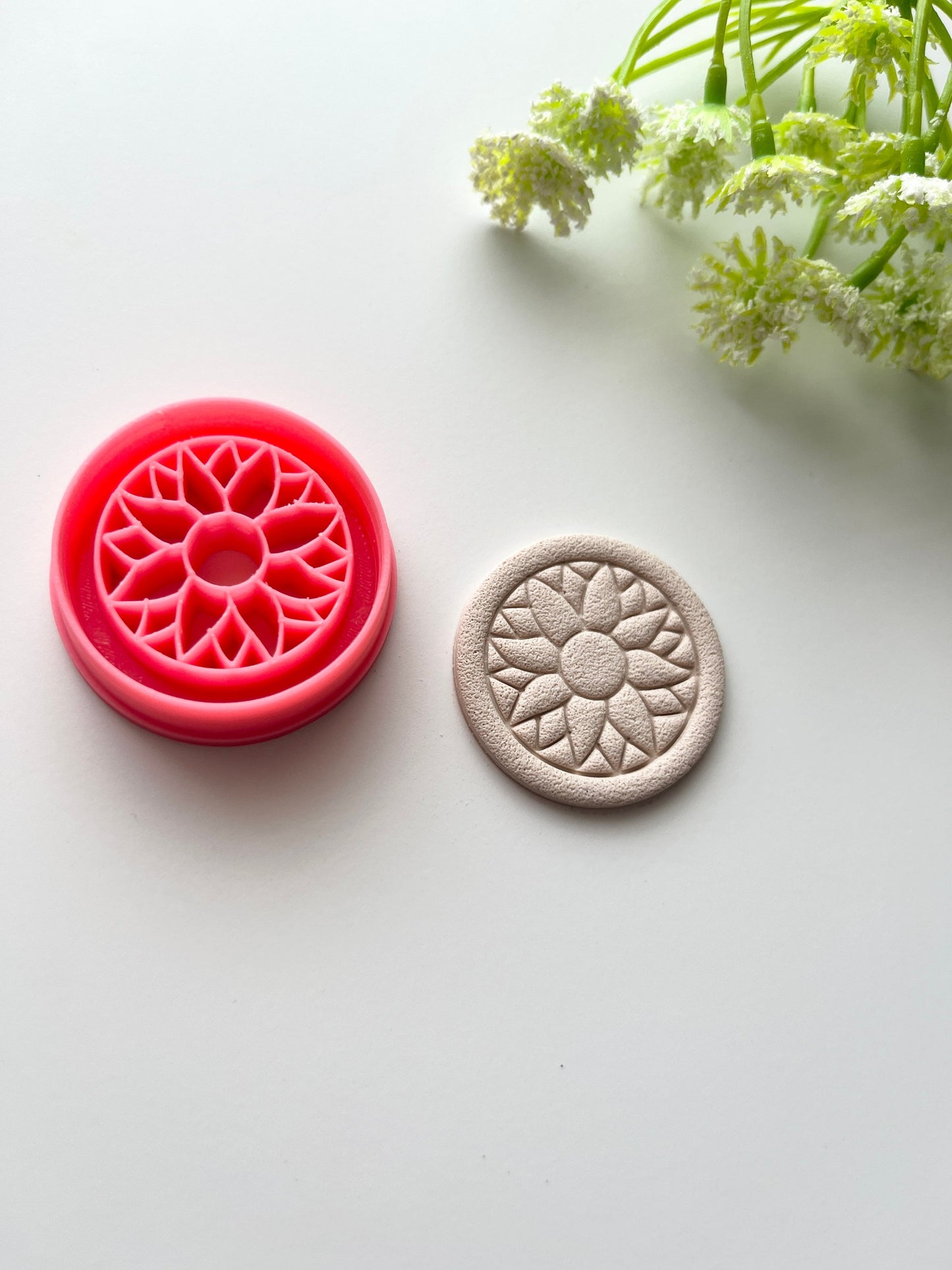 Cercle de fleurs en relief