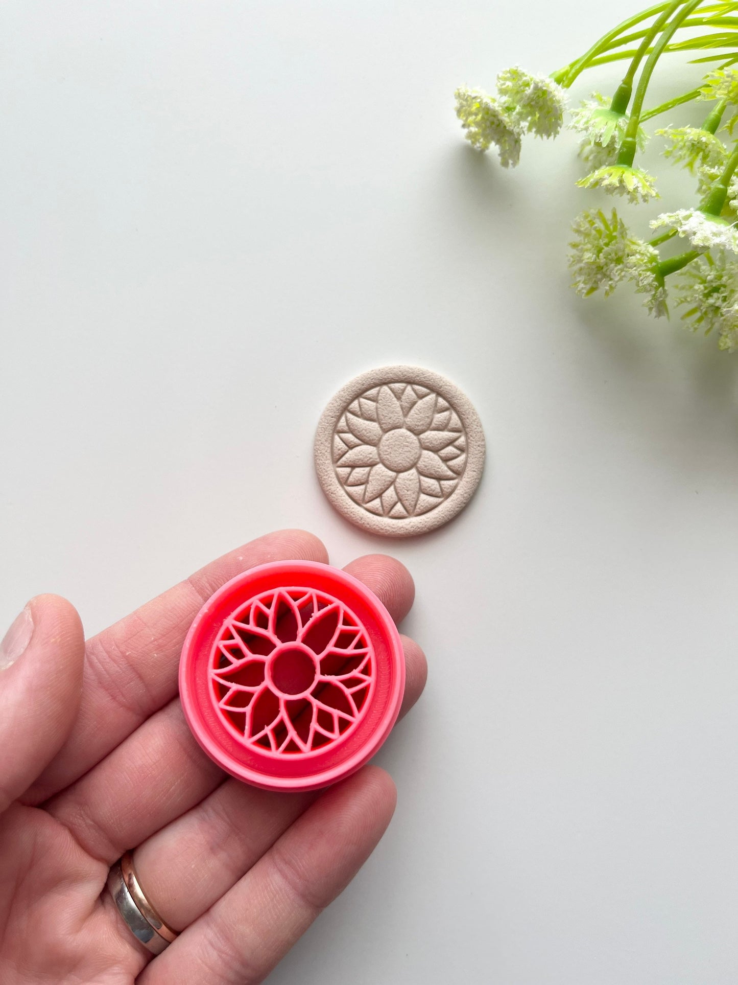 Cercle de fleurs en relief