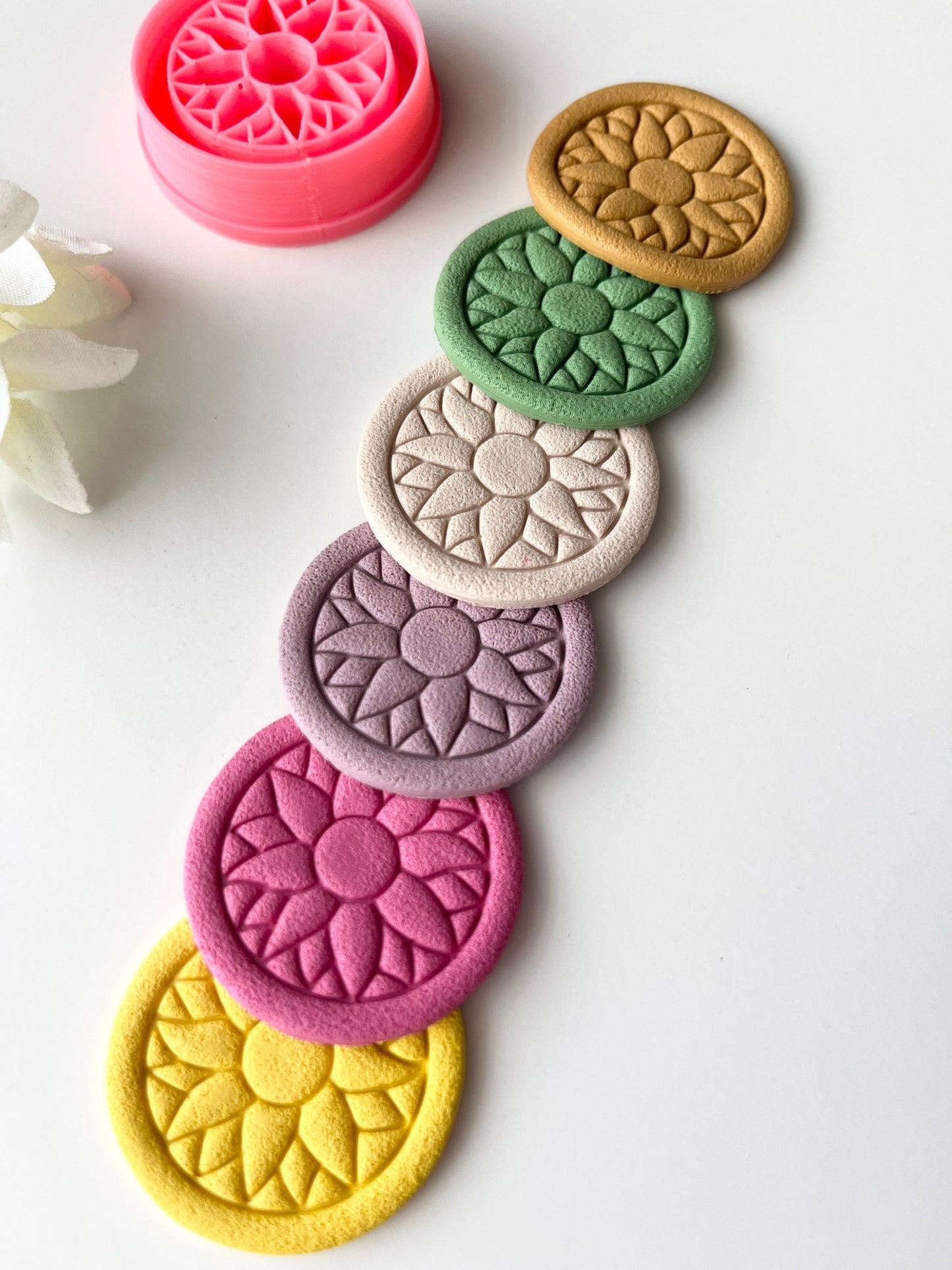 Cercle de fleurs en relief