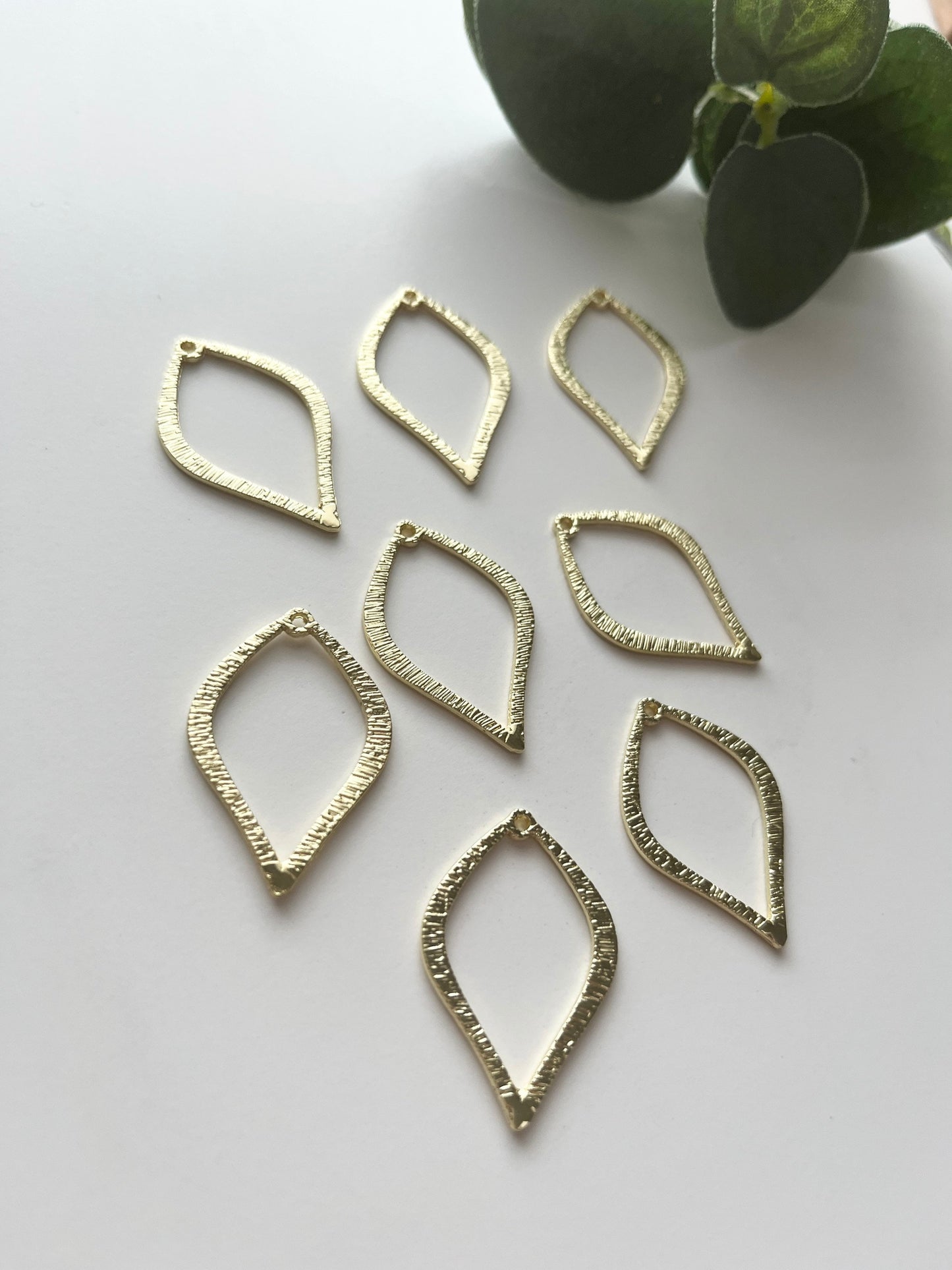 Teardrop Outline Textured Charm Connector