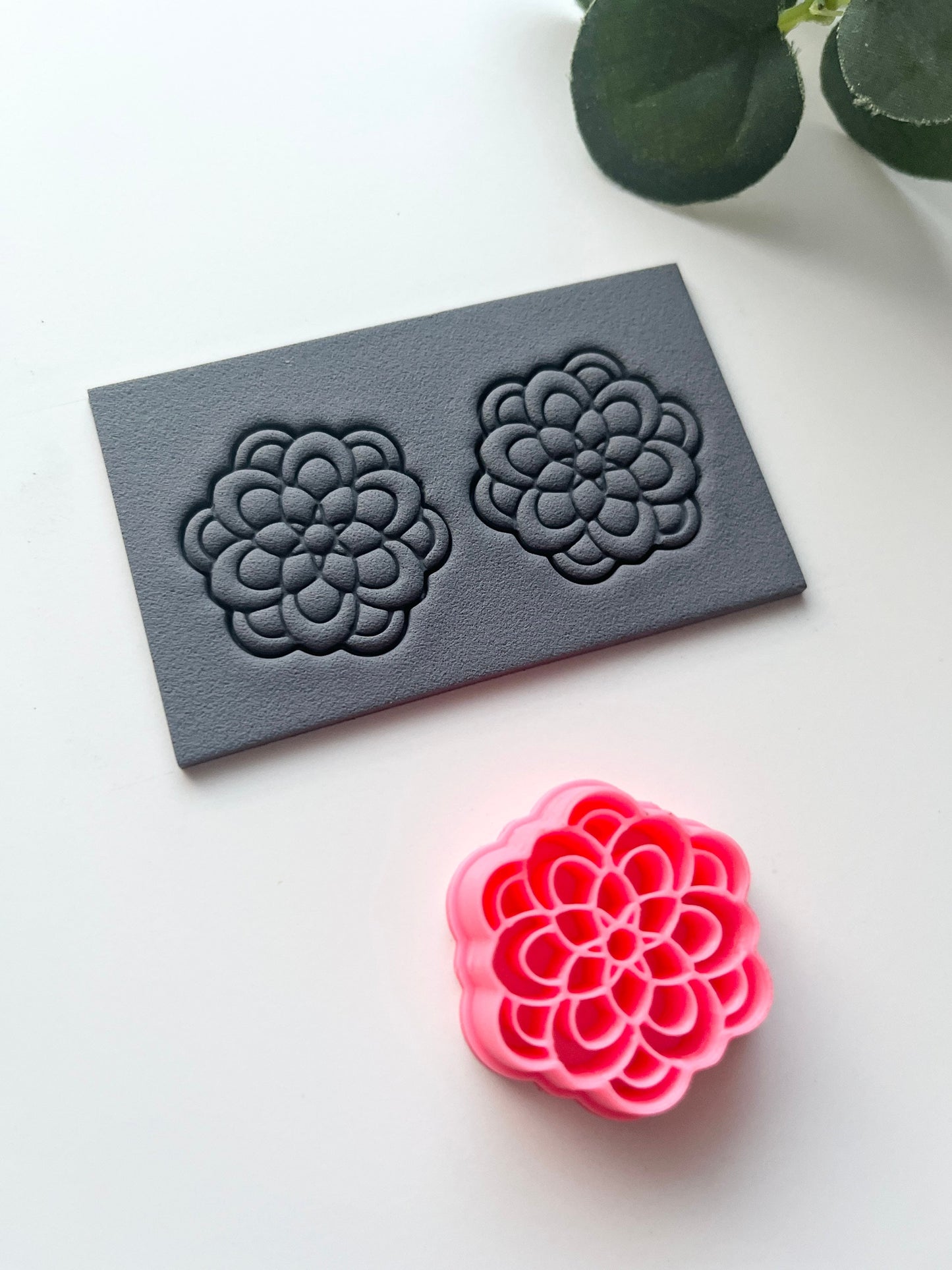 Fleur en relief ornée