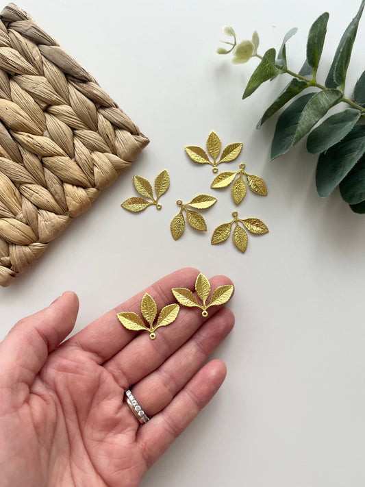 Charme triple feuille (2pcs) ⎪Boucles d'oreilles de déclaration⎪ Boucles d'oreilles en argile polymère⎪ Charmes en laiton brut⎪Outils de boucles d'oreilles | Outils pour boucles d'oreilles