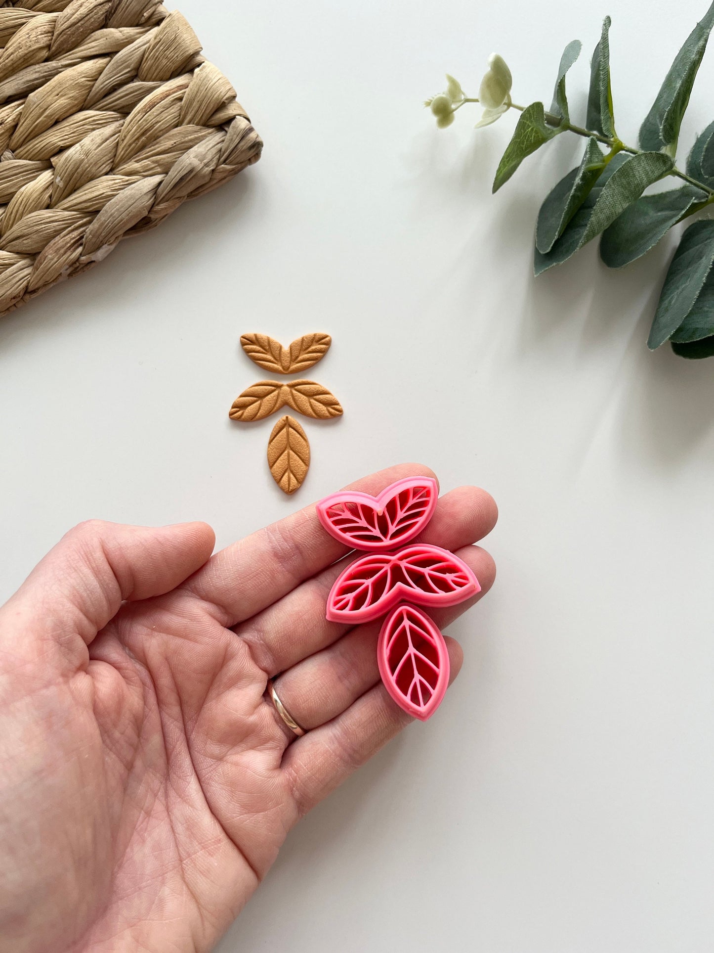 Ensemble de 3 pendentifs en forme de feuille en relief