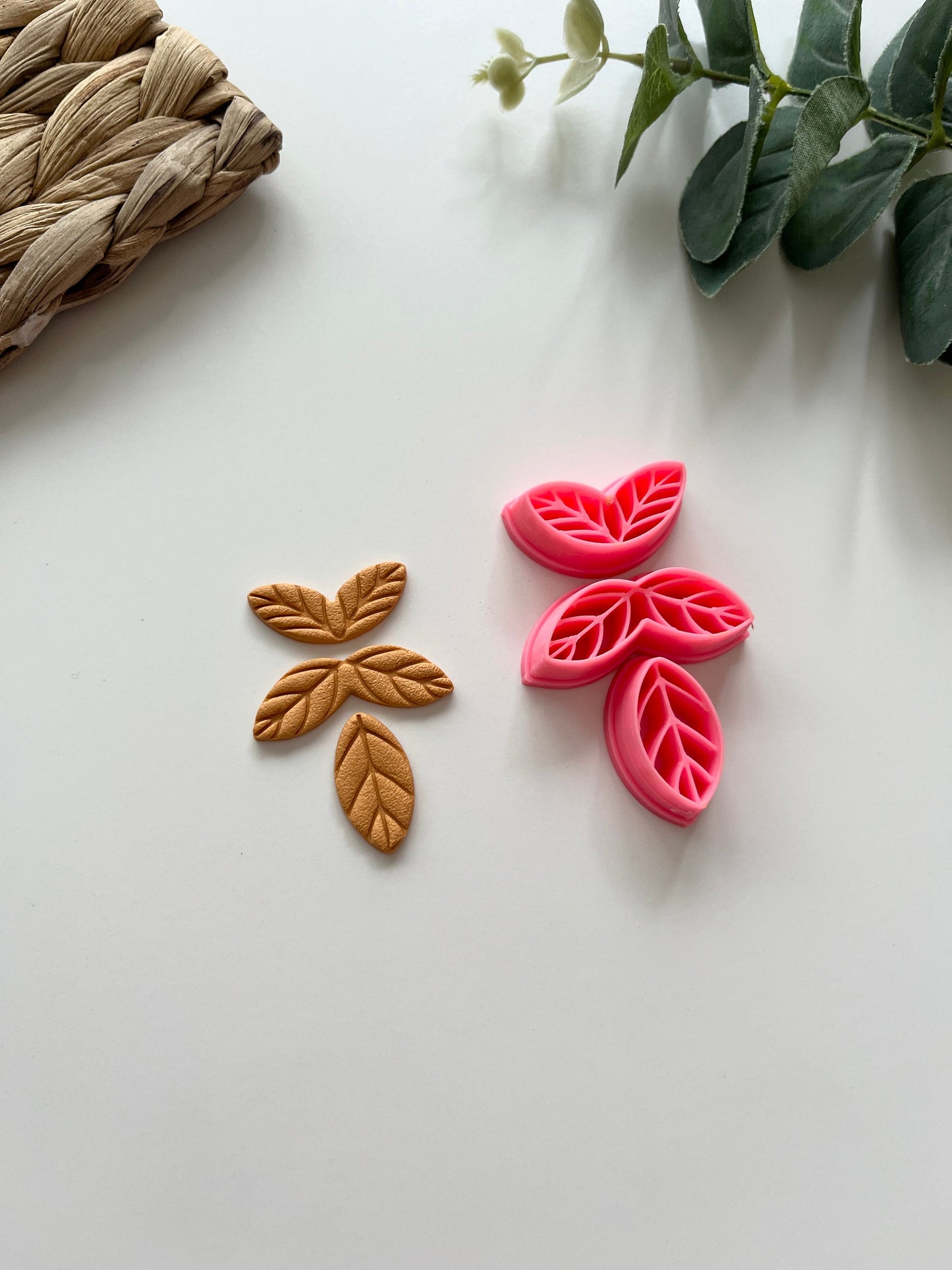Ensemble de 3 pendentifs en forme de feuille en relief