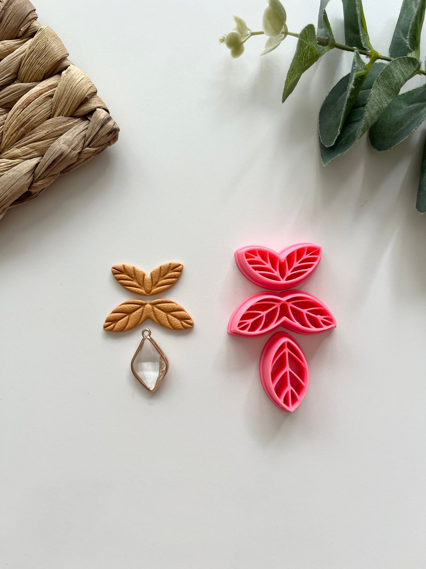 Ensemble de 3 pendentifs en forme de feuille en relief